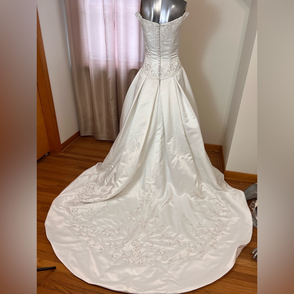 Elegant Off-Shoulder Ivory Embroidered Ball Gown - Picture 8 of 10